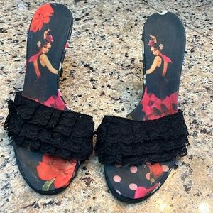 Fun and flirty heels! Black lace trim with beautiful motif on inner sole.